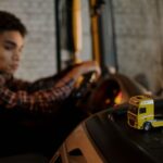 Een vrachtwagen met een glanzende uitstraling door het gebruik van bandenzwart, ideaal voor vrachtwagenchauffeurs.