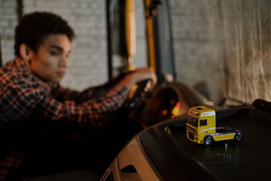 Een vrachtwagen met een glanzende uitstraling door het gebruik van bandenzwart, ideaal voor vrachtwagenchauffeurs.