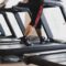Een persoon die een loopband test in een moderne fitnessruimte, met aandacht voor hun trainingsdoelen en comfort.