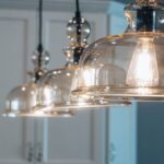 Stijlvolle langwerpige hanglamp boven een eettafel in een modern interieur, die sfeer en elegantie toevoegt aan de ruimte.