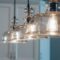 Stijlvolle langwerpige hanglamp boven een eettafel in een modern interieur, die sfeer en elegantie toevoegt aan de ruimte.