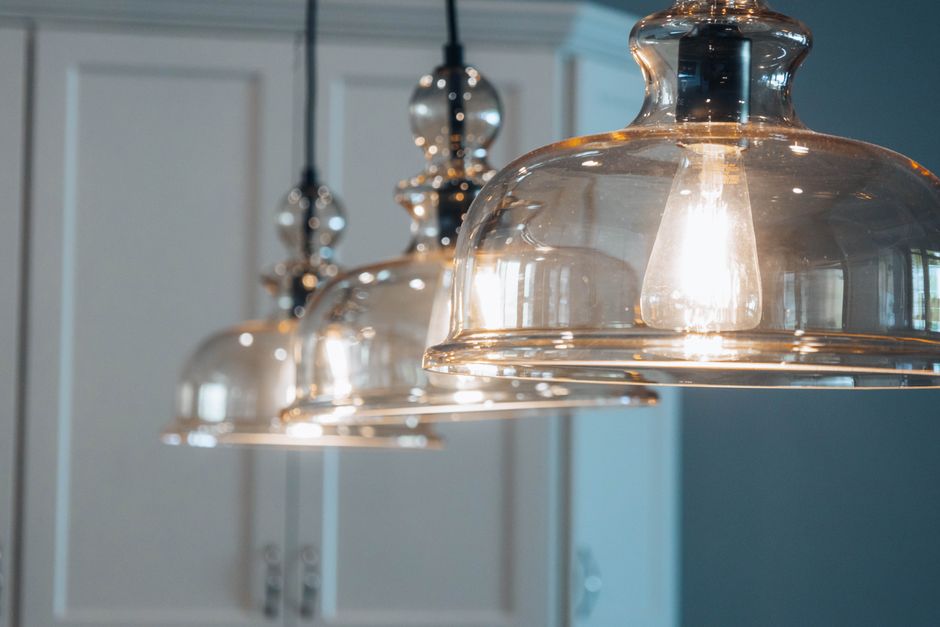 Stijlvolle langwerpige hanglamp boven een eettafel in een modern interieur, die sfeer en elegantie toevoegt aan de ruimte.