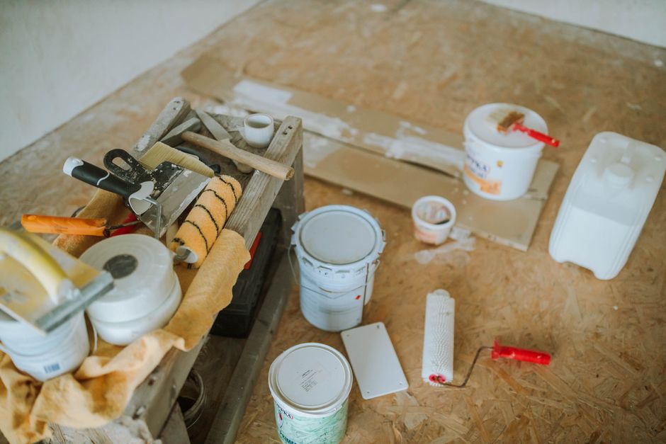 Een vakkundige vloerreparatie met focus op duurzame resultaten en herstelwerkzaamheden in een woning.
